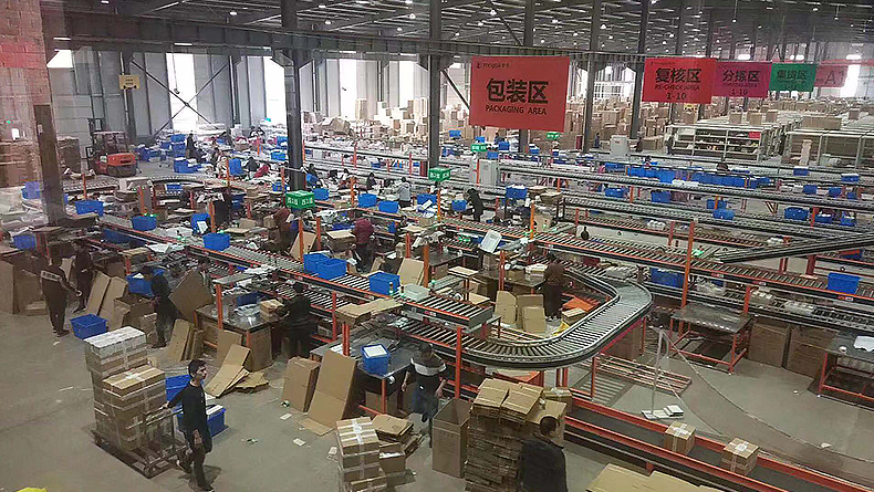 大型倉庫吹塑托盤應(yīng)用案例