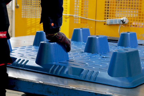 曝光！吹塑托盤生產(chǎn)廠家生產(chǎn)過程竟是如此！