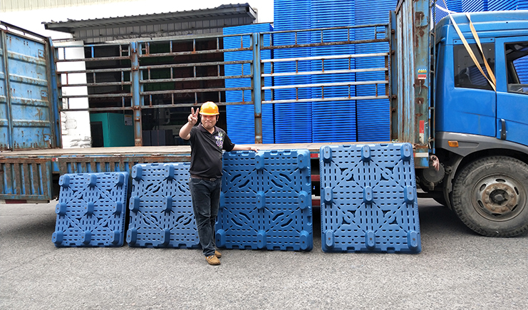 這里有一款熱冒煙的，九腳吹塑托盤特點(diǎn)介紹