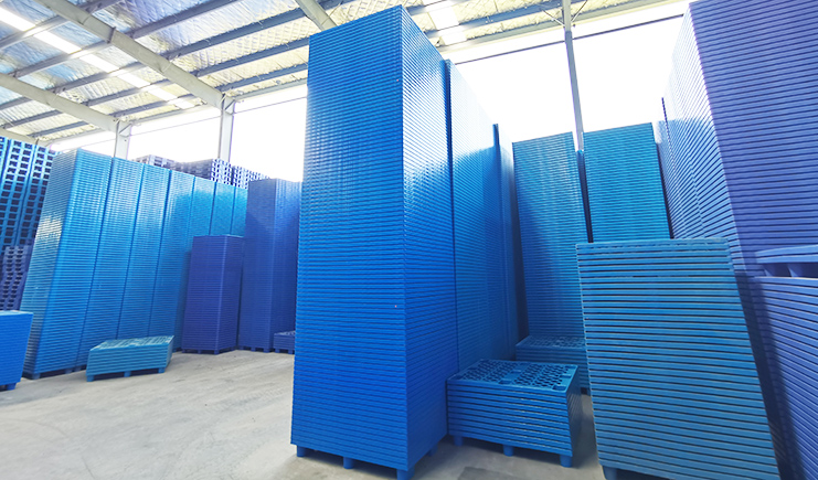 九腳網(wǎng)格塑料托盤的特點(diǎn)與應(yīng)用